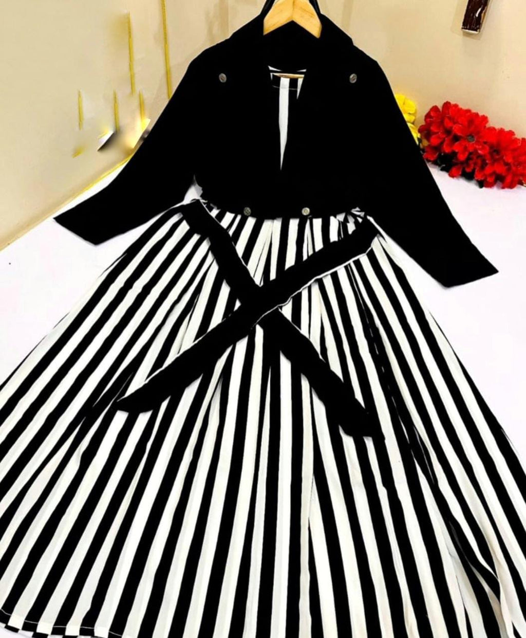 🅽🅴🆆 🅰️🆁🆁🅸🆅🅰️🅻
Long Flare Zebra Printed Silk Maxi With Hand Stitched Button Pure Separate Cotton Koti 2Pcs