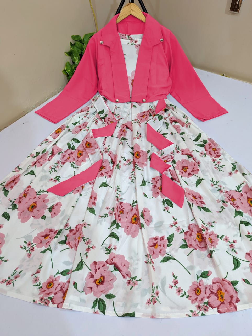 🅽🅴🆆 🅰️🆁🆁🅸🆅🅰️🅻
Digital Printed Long Flare SleeveLess Belt Attached Maxi With Cotton Koti 2Pcs