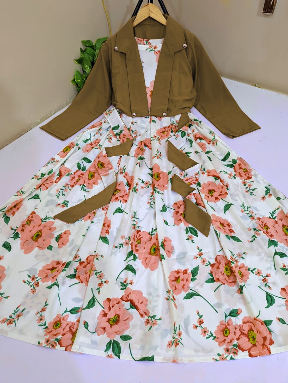 🅽🅴🆆 🅰️🆁🆁🅸🆅🅰️🅻
Digital Printed Long Flare SleeveLess Belt Attached Maxi With Cotton Koti 2Pcs